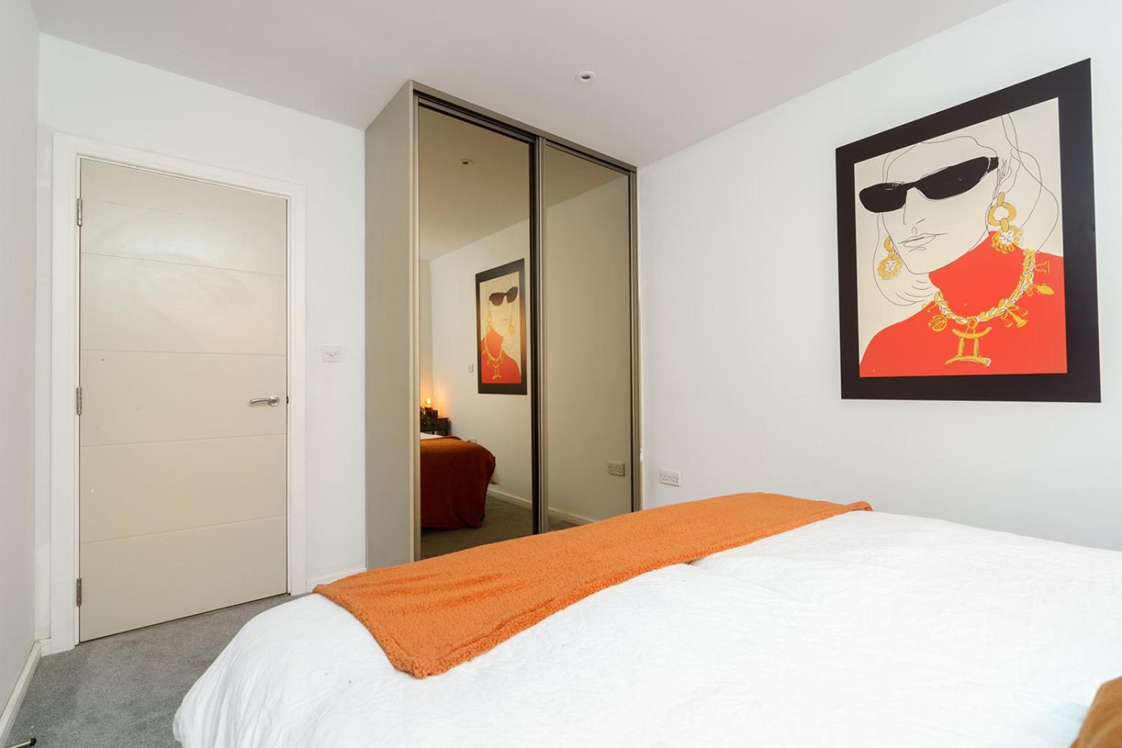 Modern & Cozy 1-Bed Flat In Hemel City Centre - Free Open Air Parking, Fast Wifi & Self Check-In Hemel Hempstead Buitenkant foto